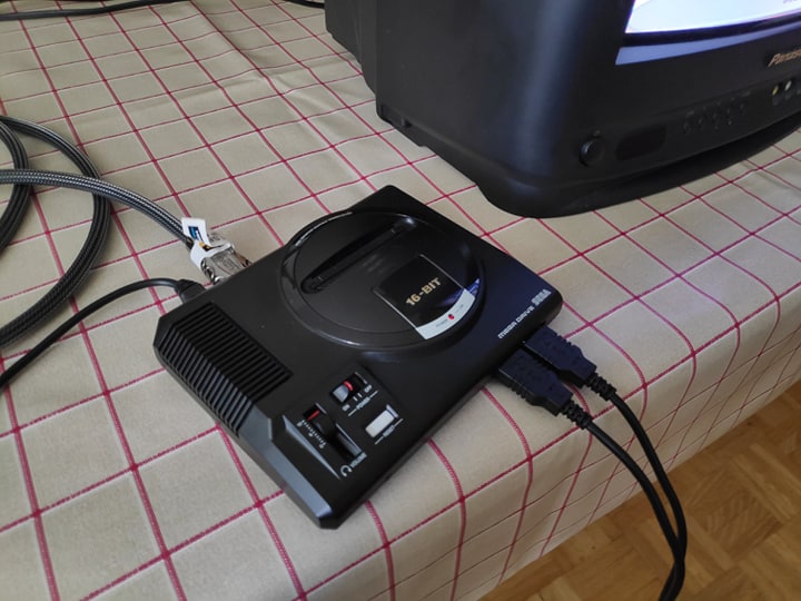 Test Sega Mega Drive Mini - konsola z bliska